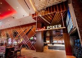 Tabel strategi dasar blackjack mejahoki menampilkan keputusan optimal untuk setiap kombinasi kartu